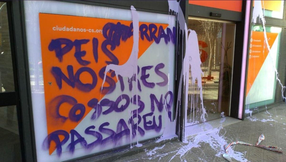 Pintadas de Arran en la sede barcelonesa de Ciudadanos. Pintadas de Arran en la sede barcelonesa de Ciudadanos.