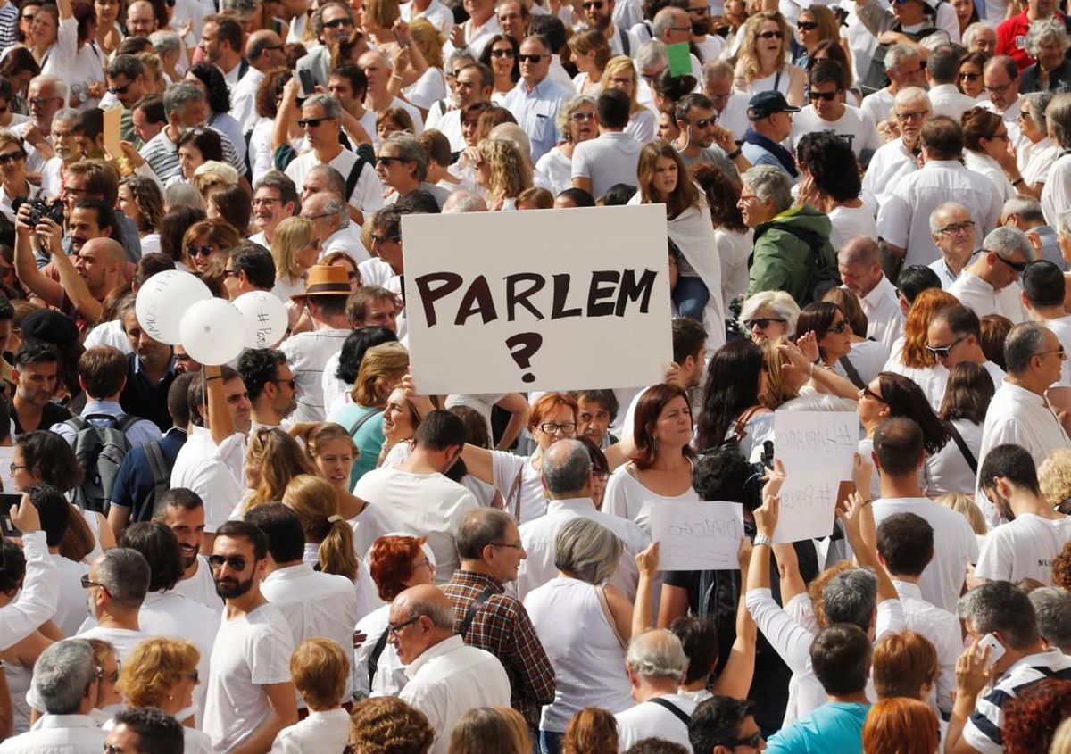 A woman holds up a sign that redads shall we talk in Catalan during a demonstration in a square in Barcelona Spain October 7 2017 REUTERS Eric Gaillard A woman holds up a sign that redads shall we talk in Catalan during a demonstration in a square in Barcelona Spain October 7 2017 REUTERS Eric Gaillard