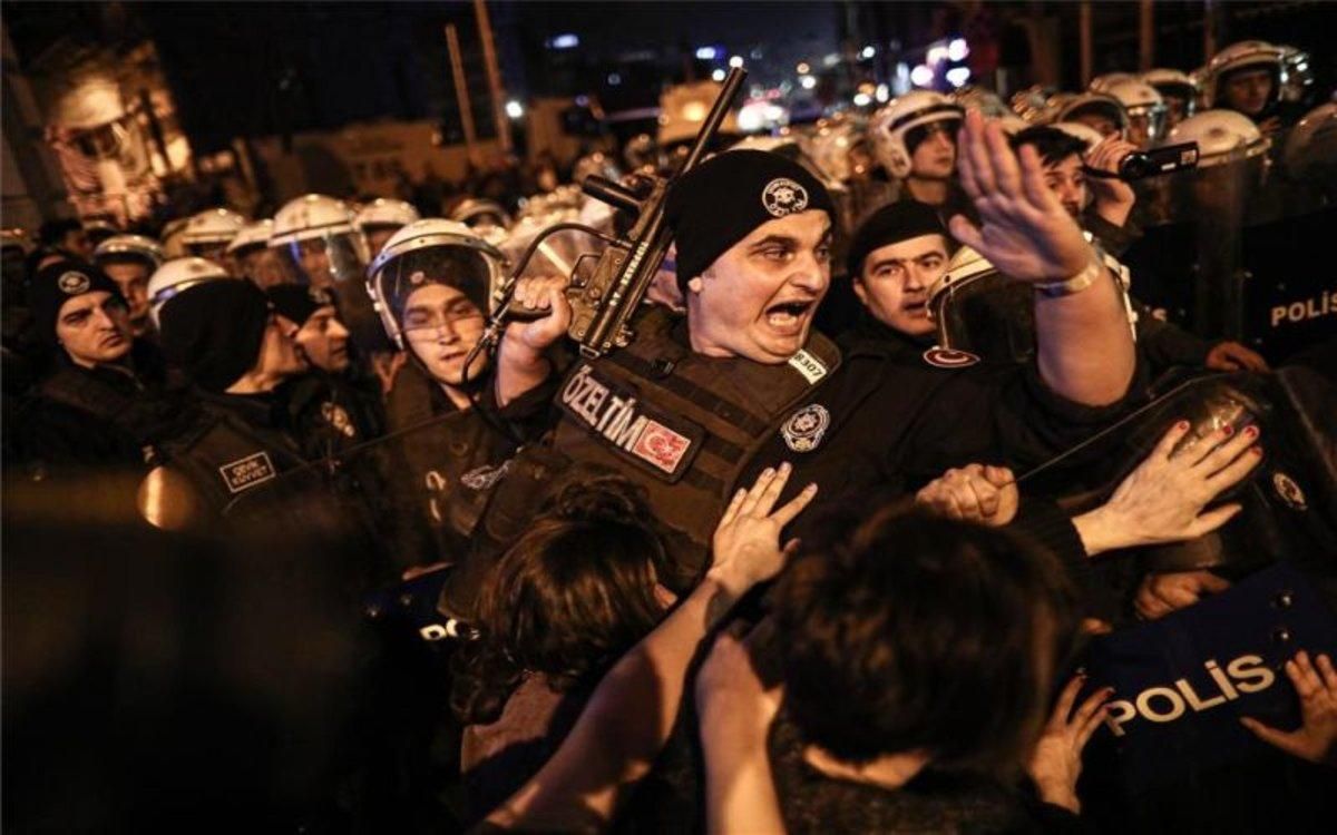 La Policía de Estambul en una marcha del 8-M. La Policía de Estambul en una marcha del 8-M.