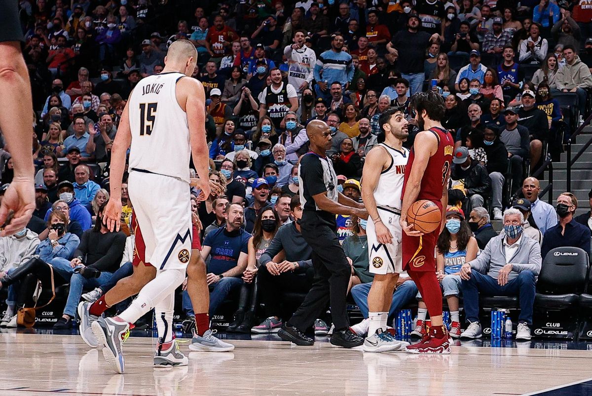 Ricky y Campazzo se encaran después del golpe que recibió el base catalán Ricky y Campazzo se encaran después del golpe que recibió el base catalán