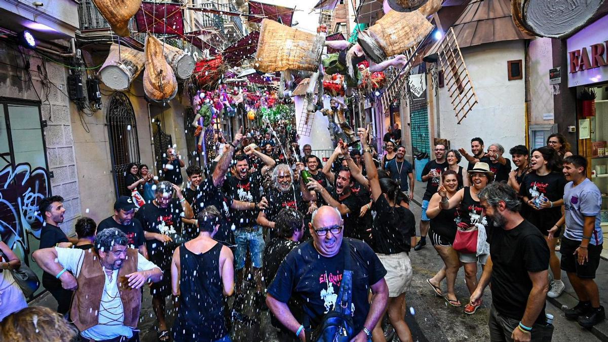 La calle Verdi gana el primer premio de las fiestas de Gràcia con su ’Quijote’.