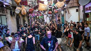 El carrer Verdi guanya el concurs de carrers engalanats de Gràcia amb el seu ‘Quixot’