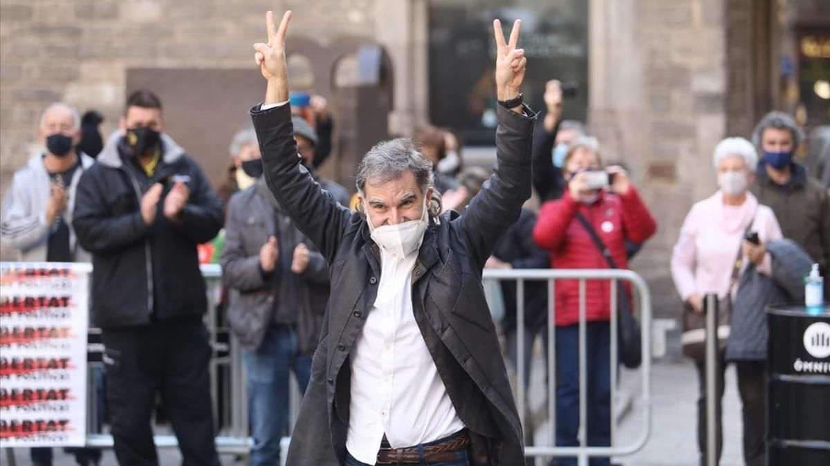 Jordi Cuixart a su llegada a un acto organizado por Òmnium tras salir de prisión con el tercer grado. Jordi Cuixart a su llegada a un acto organizado por Òmnium tras salir de prisión con el tercer grado.
