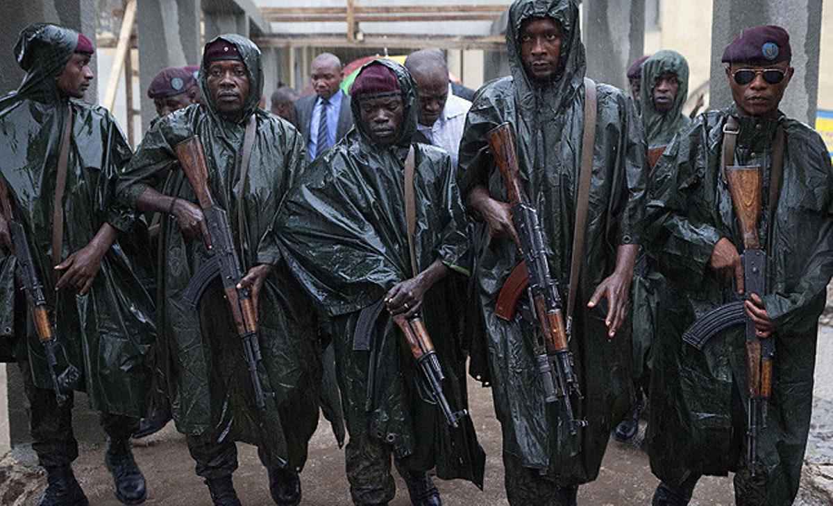 Miembros de la guardia presidencial del Congo escoltando al actual presidente, Joseph Kabila, tras votar en Kinshasa, República Democrática del Congo.