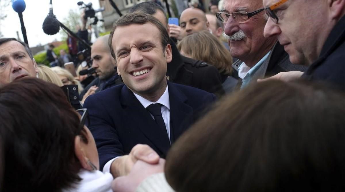 Macron saluda a simpatizantes tras votar en Le Touquet (norte). Macron saluda a simpatizantes tras votar en Le Touquet (norte).