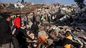 El frío y las réplicas complican la búsqueda contra reloj de supervivientes del terremoto en Turquía y Siria