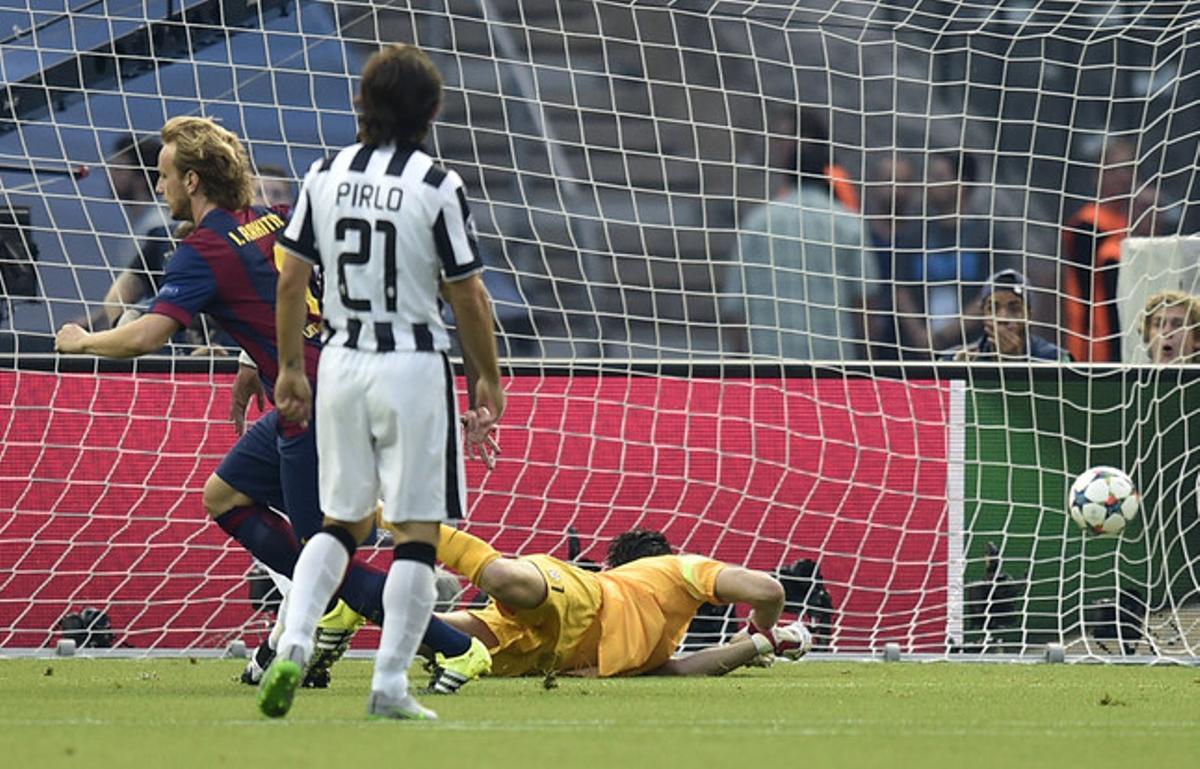 Rakitic marca el gol que situó el 0-1 en la final de Champions ante la Juventus.