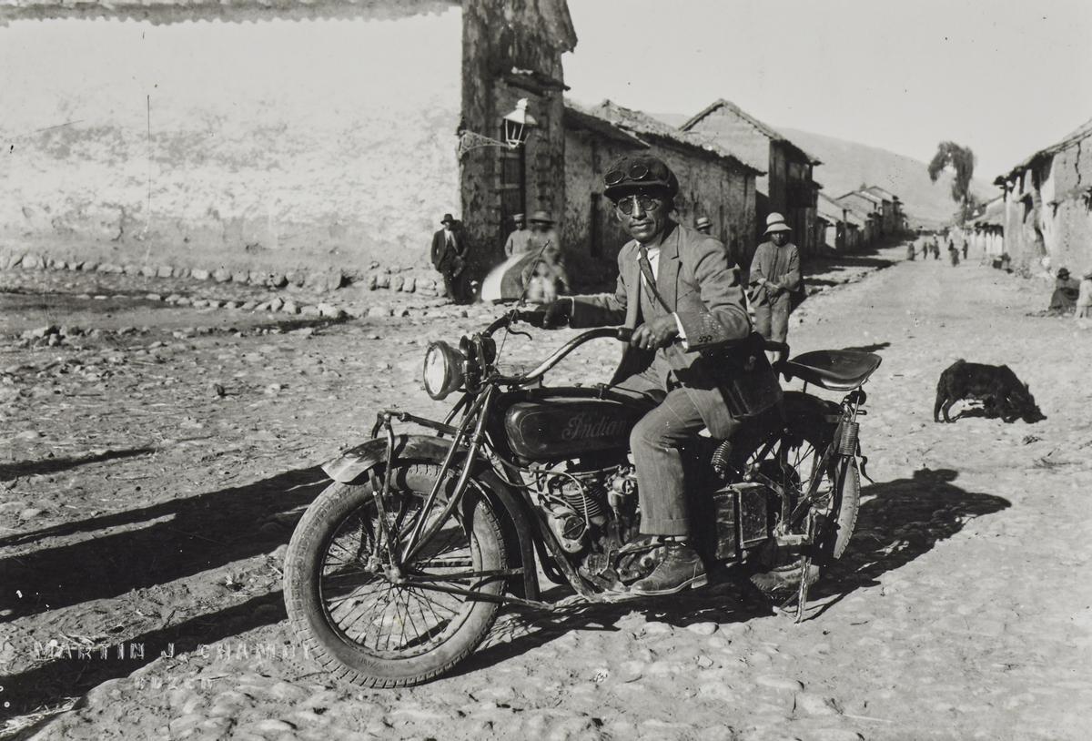 Autorretrato con la moto de Mario Pérez Yáñez, Cuzco,1934, de Martín Chambi, que se expondrá en Foto Colectania de marzo a junio.