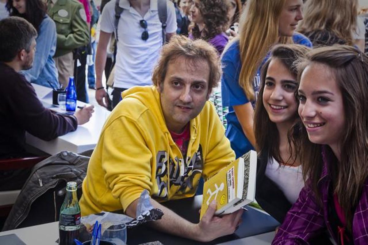 Albert Espinosa posa con unas fans, este sábado. Albert Espinosa posa con unas fans, este sábado.