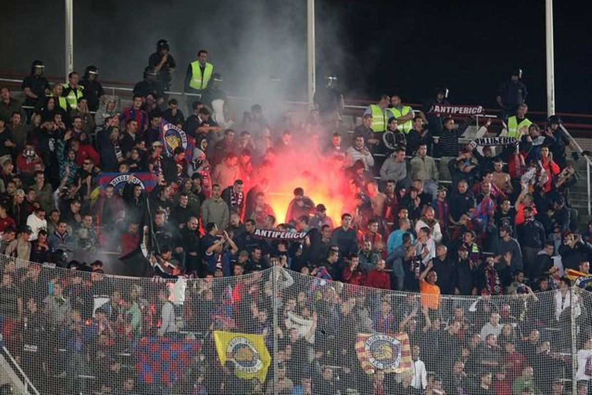 Boixos Nois, en el Espanyol-Barça disputado en el Estadi Olímpic de Montjuïc, en febrero del 2010. Boixos Nois, en el Espanyol-Barça disputado en el Estadi Olímpic de Montjuïc, en febrero del 2010.