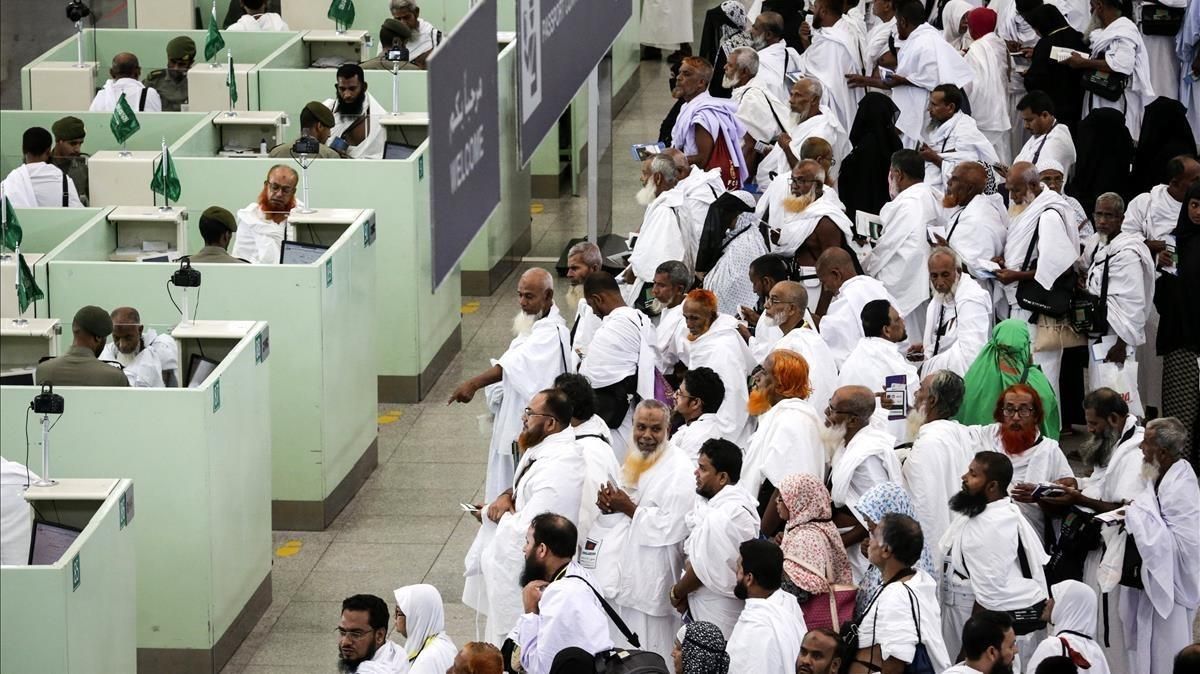 Peregrinos hacen cola en el control de pasaportes tras llegar al aeropuerto de Yeda, en Arabia Saudí. Peregrinos hacen cola en el control de pasaportes tras llegar al aeropuerto de Yeda, en Arabia Saudí.