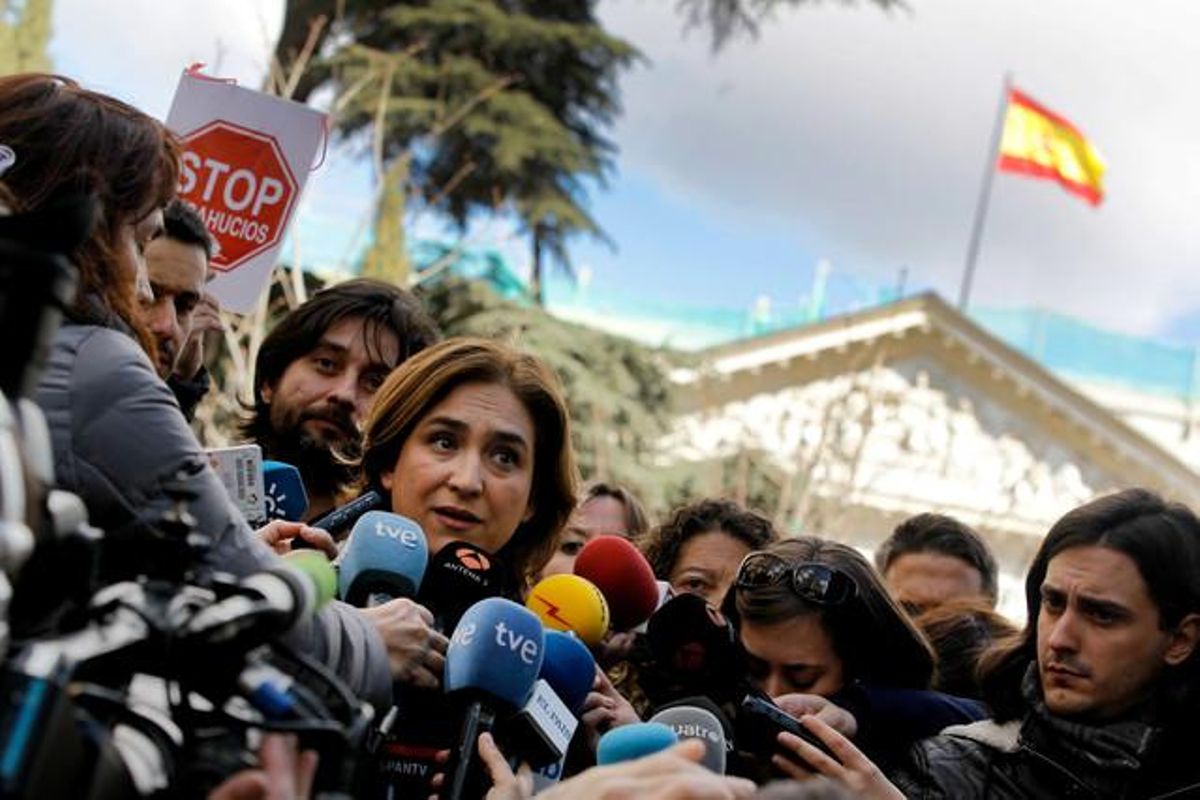 Ada Colau, de la Plataforma de Afectados por la Hipoteca (PAH) hace declaraciones cerca del Congreso de los Diputados, el jueves. Ada Colau, de la Plataforma de Afectados por la Hipoteca (PAH) hace declaraciones cerca del Congreso de los Diputados, el jueves.