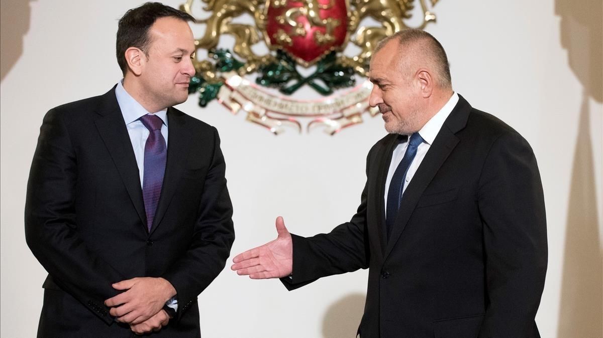 Boiko Borisov (derecha) recibe en Sofía al primer ministro irlandés, Leo Varadkar, este viernes. Boiko Borisov (derecha) recibe en Sofía al primer ministro irlandés, Leo Varadkar, este viernes.