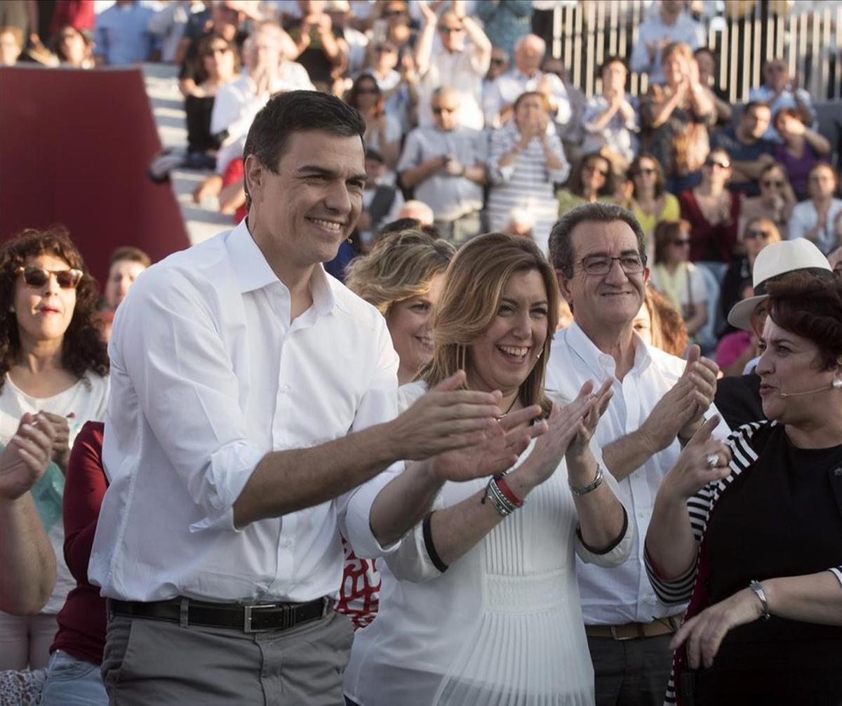 El secretario general del PSOE, Pedro Sánchez,  junto a la presidenta de Andalucía, Susana Díaz, en un acto preelectoral este lunes en Andalucía 