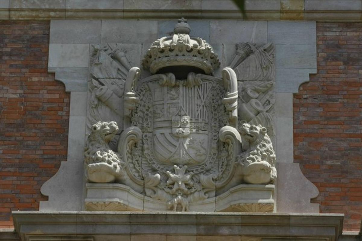 Escudo de Felipe V en la fachada principal del Parlament.