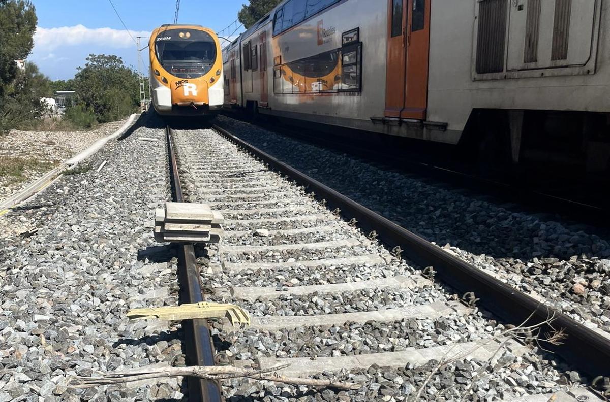 Obstáculos colocados en las vías que podrían terminar en tragedia ferroviaria, el pasado 4 de mayo, entre Calafell y Sant Vicenç de Calders