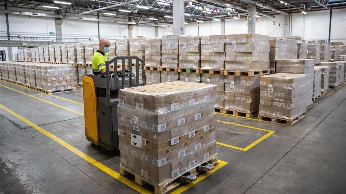 Un operario trabaja este jueves en la zona de almacenaje y logistica de solucion hidroalcoholica de la fabrica del grupo Beiersdorf Nivea en Tres Cantos, Madrid . Un operario trabaja este jueves en la zona de almacenaje y logistica de solucion hidroalcoholica de la fabrica del grupo Beiersdorf Nivea en Tres Cantos, Madrid .
