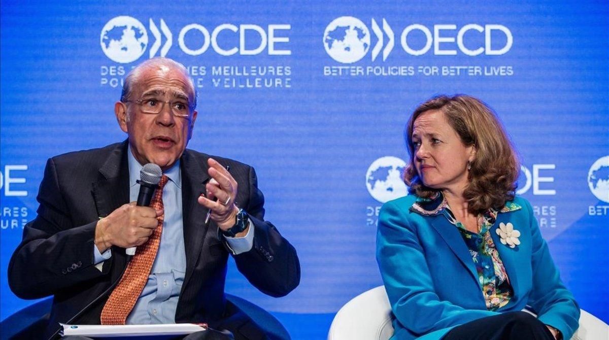 El secretario general de la OCDE, Ángel Gurría, con la vicepresidenta económica, Nadia Calviño, en un encuentro en París en mayo pasado. El secretario general de la OCDE, Ángel Gurría, con la vicepresidenta económica, Nadia Calviño, en un encuentro en París en mayo pasado.