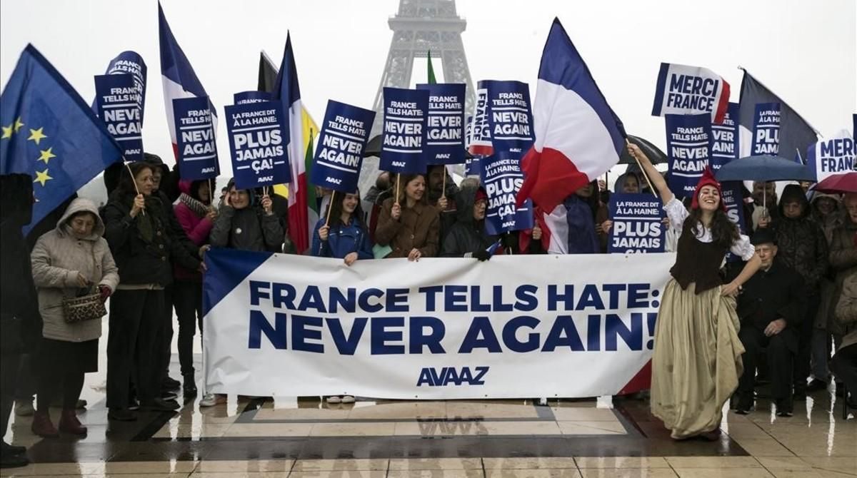 Activistas de la oenegé estadounidense Avaaz muestran una pancarta de alegría por la victoria de Macron, en París, el 8 de mayo. Activistas de la oenegé estadounidense Avaaz muestran una pancarta de alegría por la victoria de Macron, en París, el 8 de mayo.