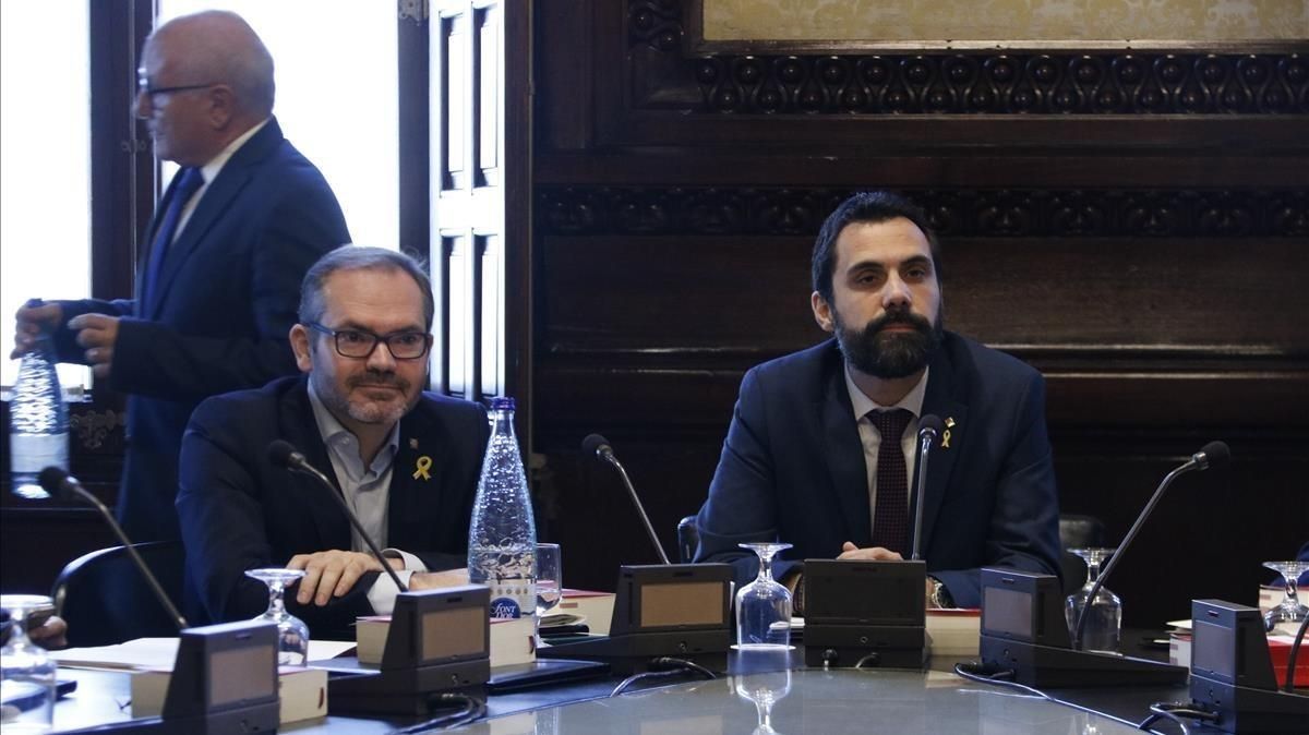 Roger Torrent y Josep Costa, en una reunión de la Mesa del Parlament. Roger Torrent y Josep Costa, en una reunión de la Mesa del Parlament.