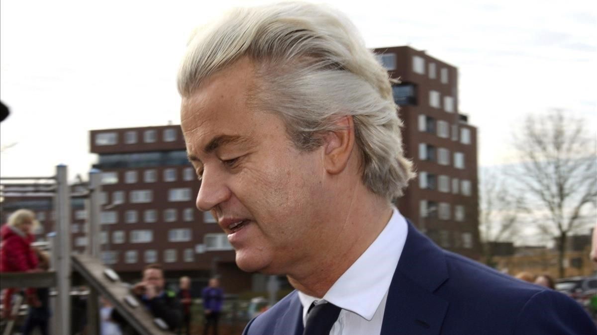 El líder ultra holandés Geert Wilders, este viernes, a su salida del juicio. El líder ultra holandés Geert Wilders, este viernes, a su salida del juicio.