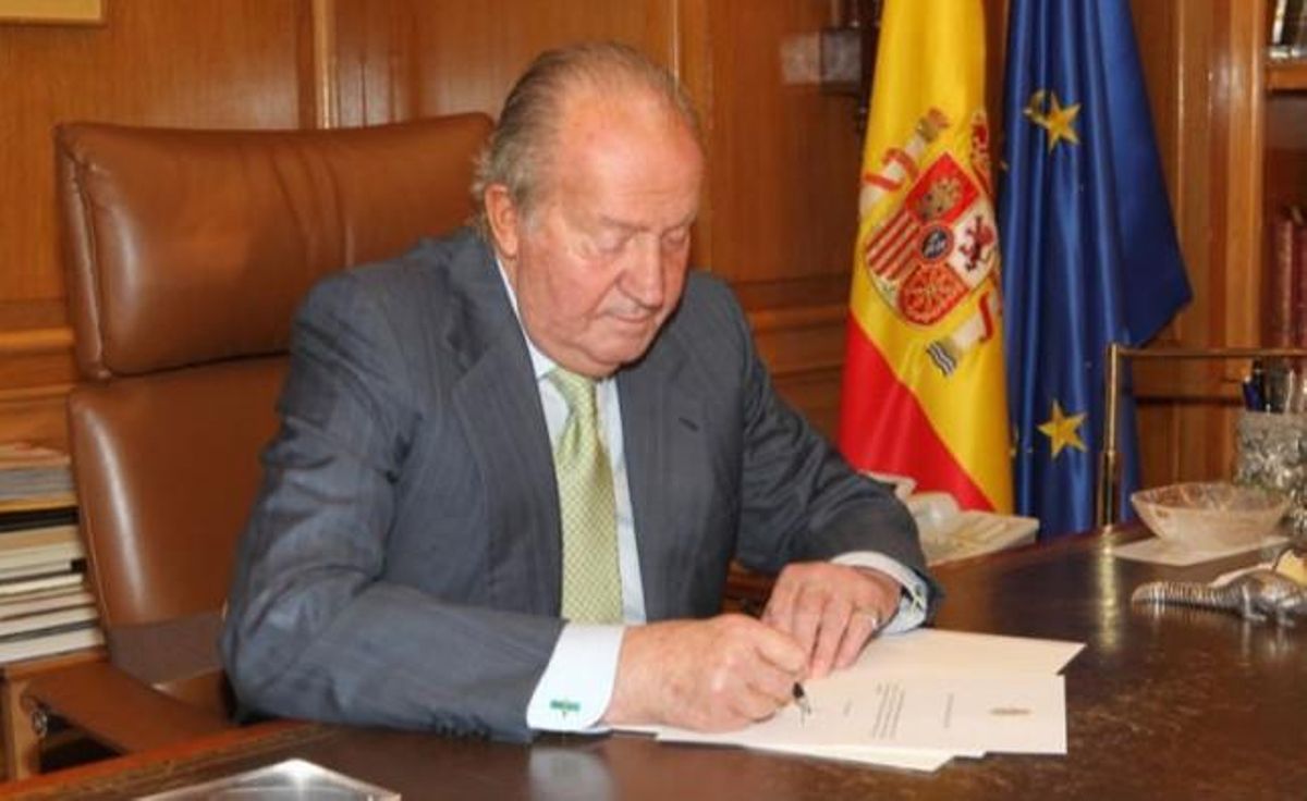 El Rey firma el documento de su abdicación, este lunes. El Rey firma el documento de su abdicación, este lunes.