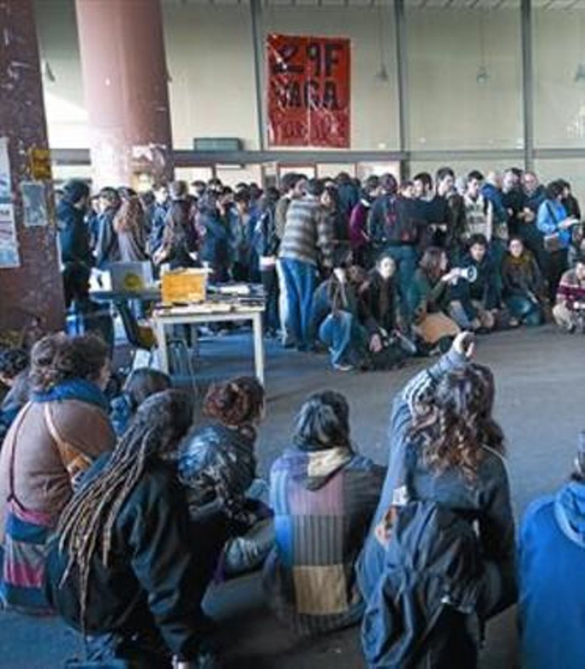 Una asamblea de estudiantes, ayer, en el campus del Raval de la UB. Una asamblea de estudiantes, ayer, en el campus del Raval de la UB.