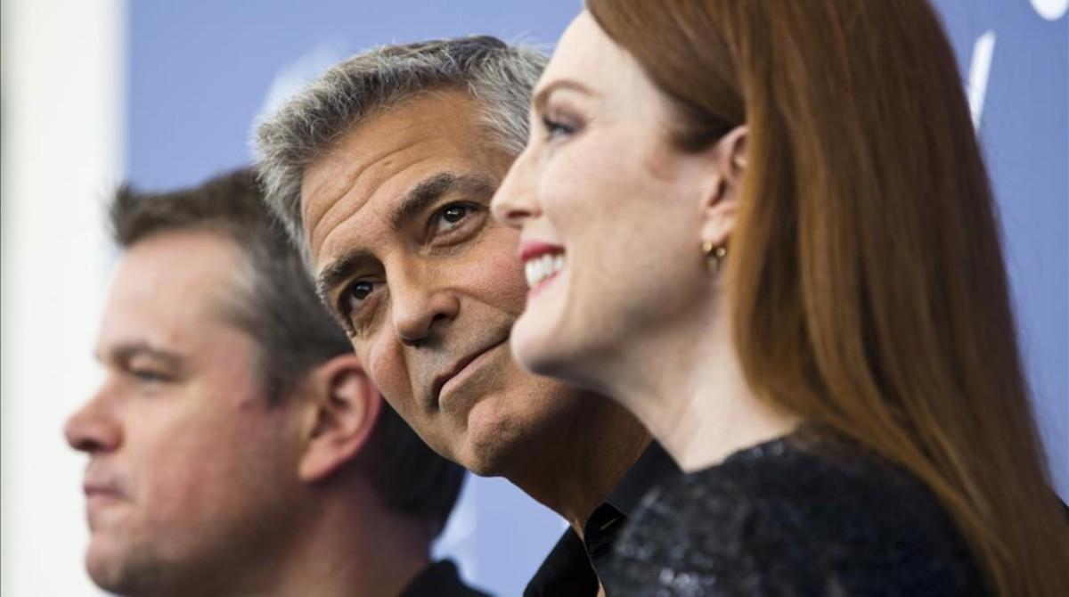 George Clooney posa entre Matt Damon y Julianne Moore, en la Mostra de Venecia.