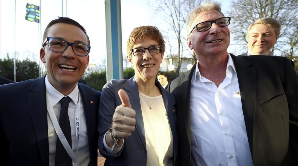 La presidenta del Sarre, Annegret Kramp-Karrenbauer, celebra su triunfo con su marido (derecha) y un compañero de partido.