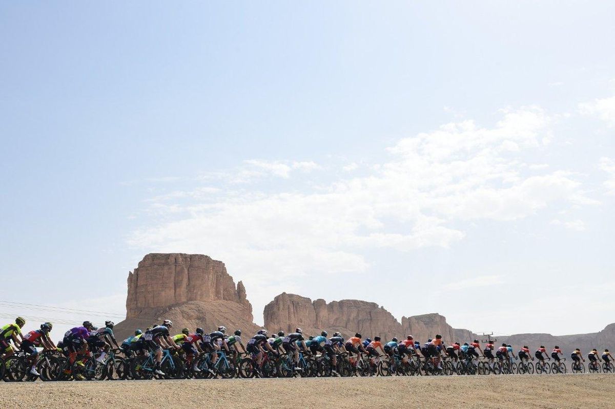 El pelotón transita durante la primera etapa del Tour de Arabia Saudí. El pelotón transita durante la primera etapa del Tour de Arabia Saudí.