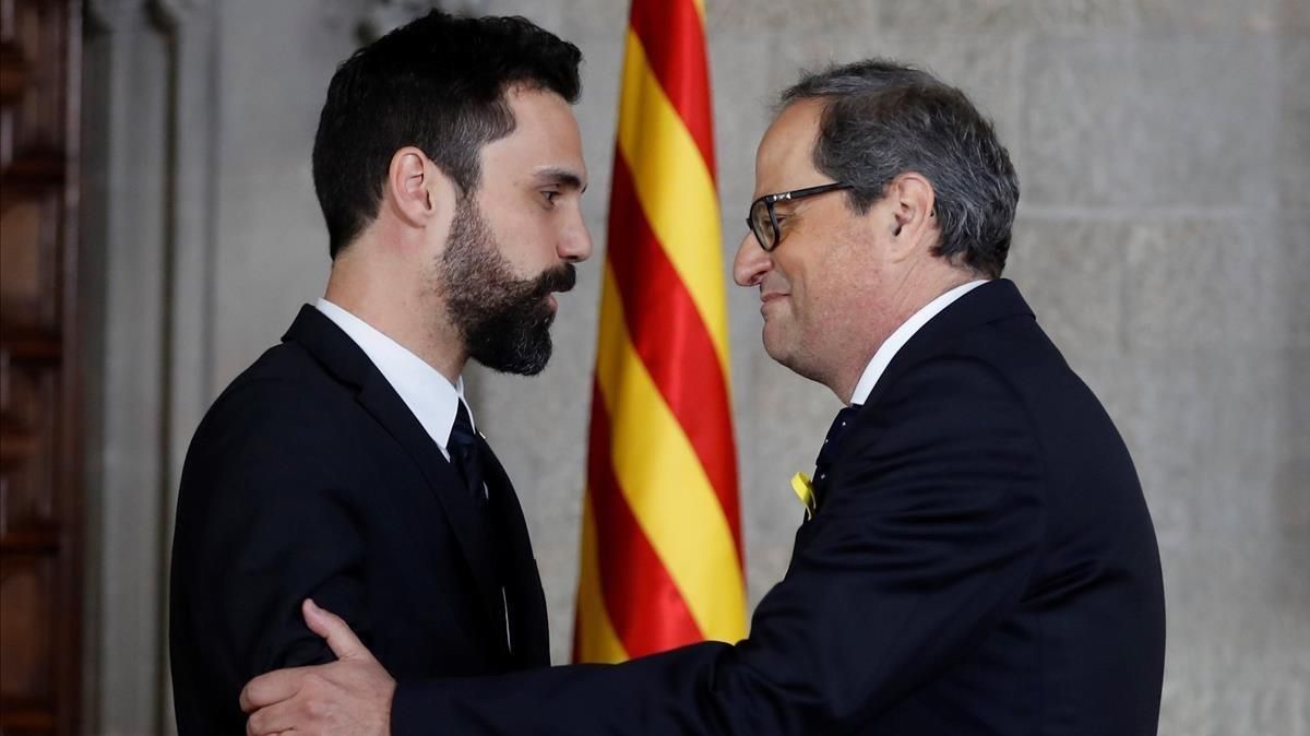 Quim Torra y Roger Torrent, presidentes de la Generalitat y del Parlament, respectivamente, al acabar la toma de posesión. Quim Torra y Roger Torrent, presidentes de la Generalitat y del Parlament, respectivamente, al acabar la toma de posesión.