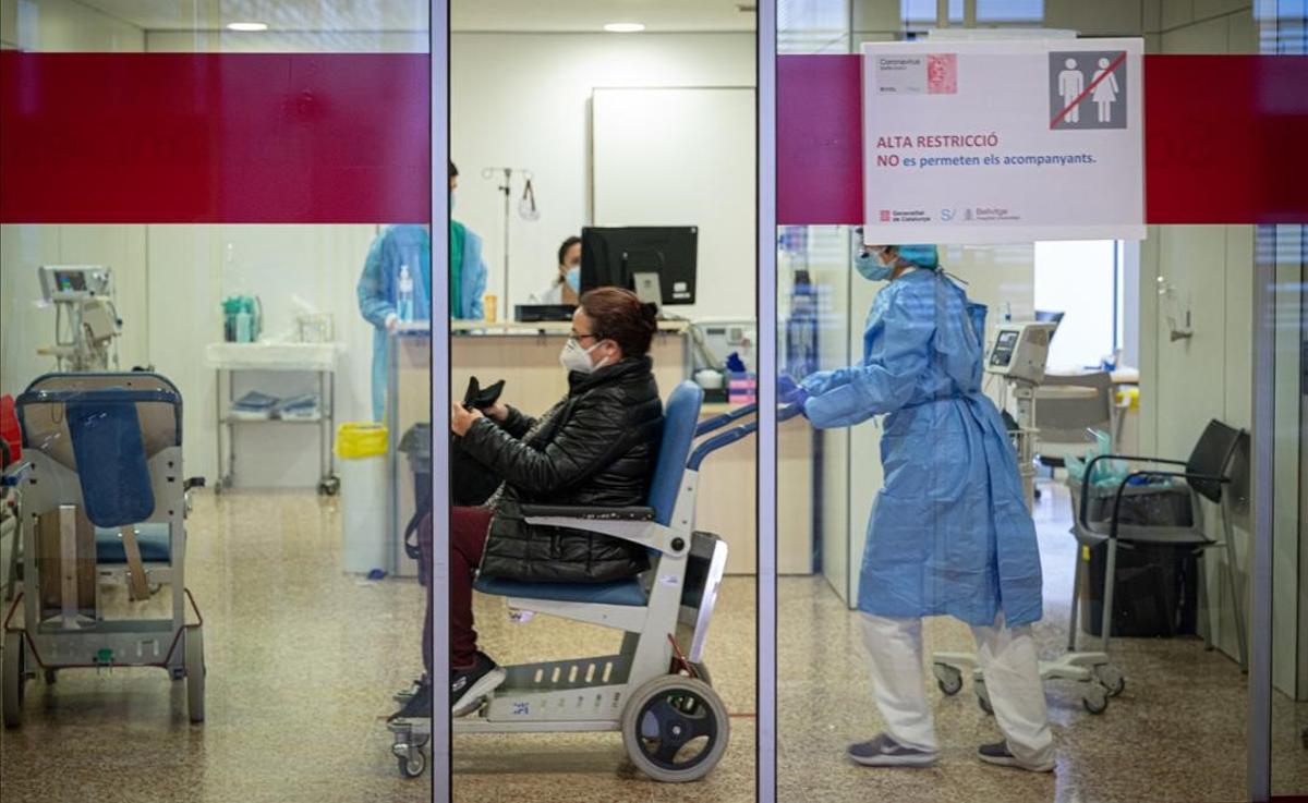 El Govern endurece las restricciones durante 10 días. Así lo ha explicado Alba Vergés. En la foto, entrada de pacientes del Hospital de Bellvitge, el 3 de enero.