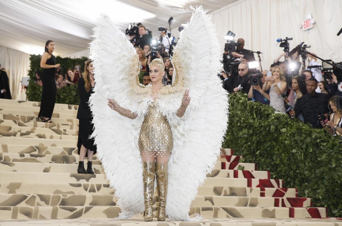 Katy Perry, una de las anfitrionas de la gala, deslumbró con uno de los ’looks’ más atrevidos en el Metropolitan Museum of Art Costume. Una apuesta de Versace que completó con unas enormes alas emplumadas.