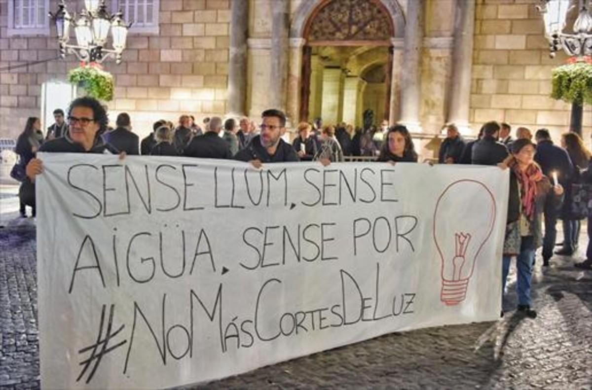 Concentración contra la pobreza energética en la plaza de Sant Jaume de Barcelona. Concentración contra la pobreza energética en la plaza de Sant Jaume de Barcelona.