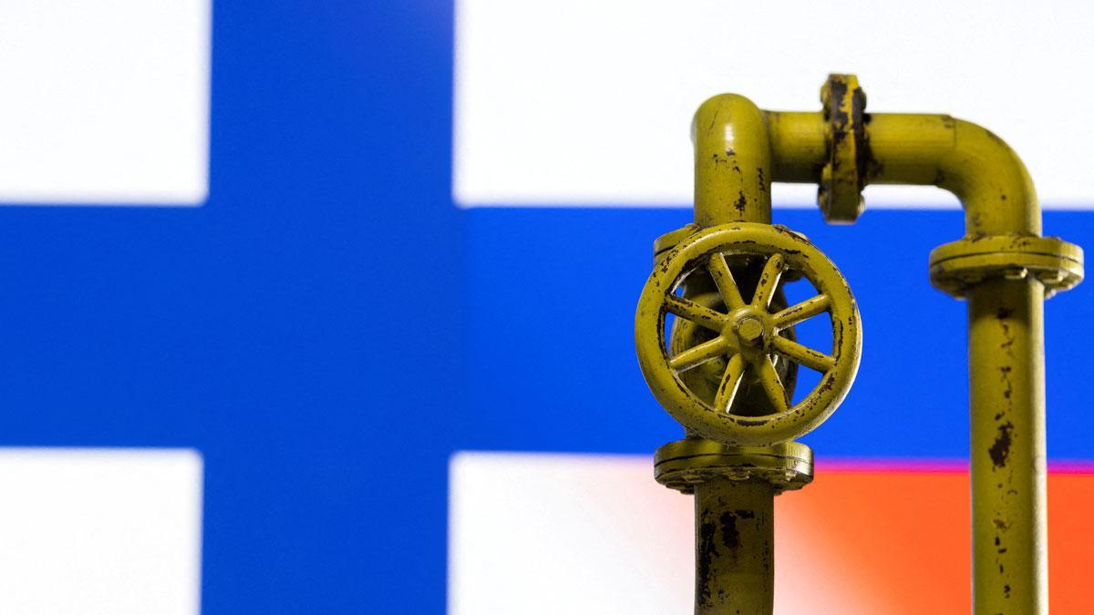Fotoilustración de tubería de gas natural frente a los colores de las banderas de Finlandia y Rusia.