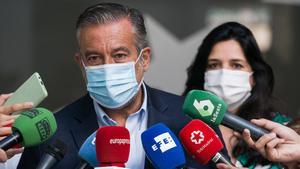 El PSOE salva a Casado de la 'comisión Kitchen' y convoca a un consejero de Ayuso