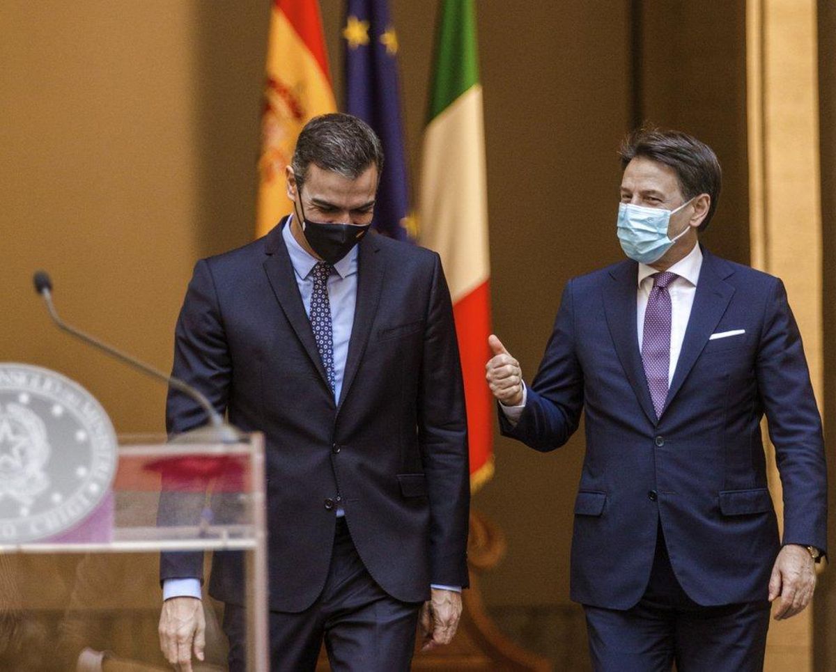El presidente del Gobierno, Pedro Sánchez, y el primer ministro italiano, Giuseppe Conte, este 20 de octubre en el Palazzo Chigi, en Roma. El presidente del Gobierno, Pedro Sánchez, y el primer ministro italiano, Giuseppe Conte, este 20 de octubre en el Palazzo Chigi, en Roma.
