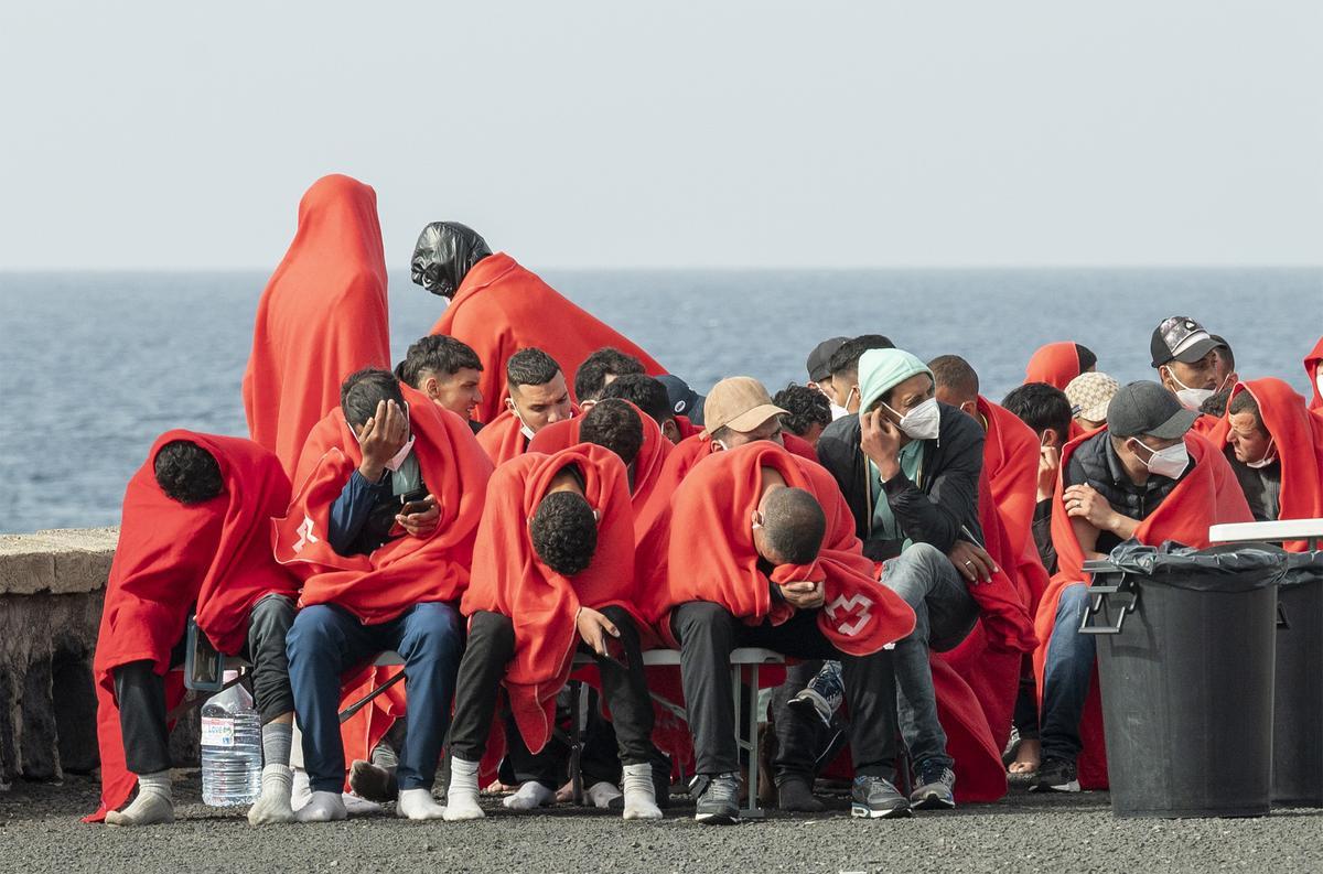-FOTODELDÍA- ARRECIFE (LANZAROTE), 09/04/2023.- El buque de Salvamento Marítimo Guardamar Polimnia ha rescatado en las últimas horas a 145 inmigrantes (141 hombres, 2 mujeres y dos niños), que viajaban en tres embarcaciones en aguas cercanas a Lanzarote y que han sido trasladados al muelle de La Cebolla, en Arrecife de Lanzarote. EFE/ Adriel Perdomo