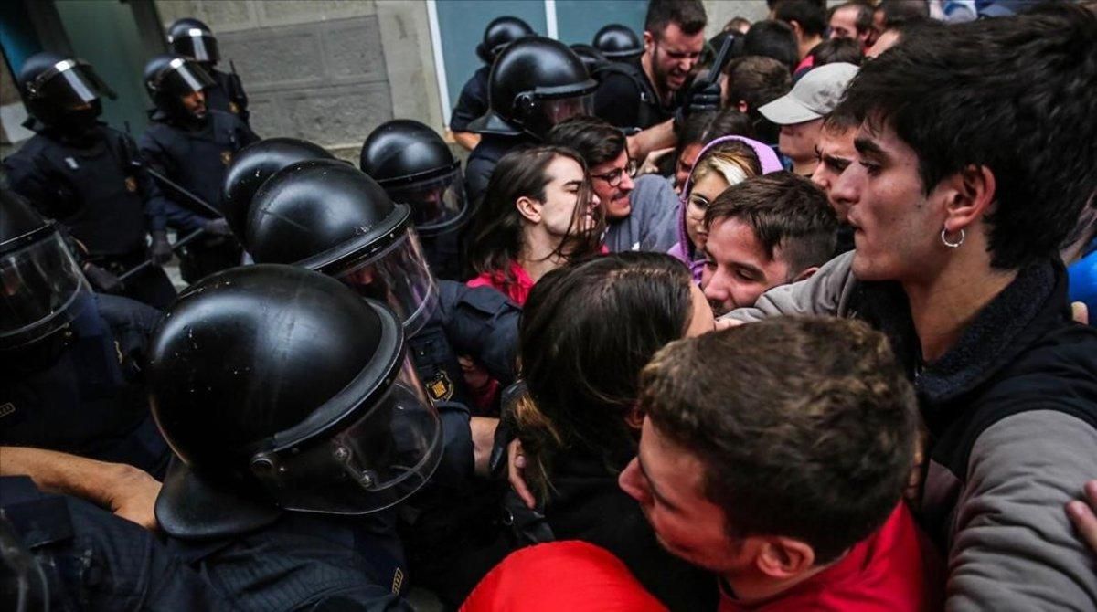 Concentración para evitar el desalojo de Tamara en la calle Sant Bartomeu Concentración para evitar el desalojo de Tamara en la calle Sant Bartomeu