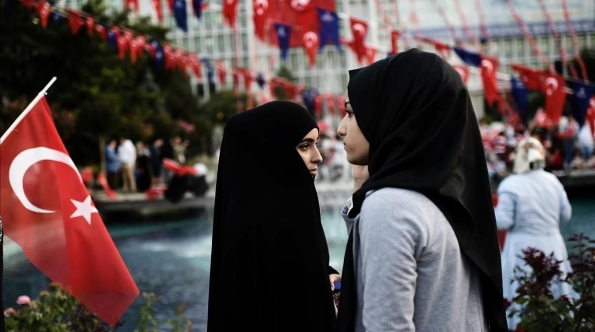 Turquía abandonó Eurovisión en el 2012 coincidiendo con el giro islamista de su gobierno. Turquía abandonó Eurovisión en el 2012 coincidiendo con el giro islamista de su gobierno.