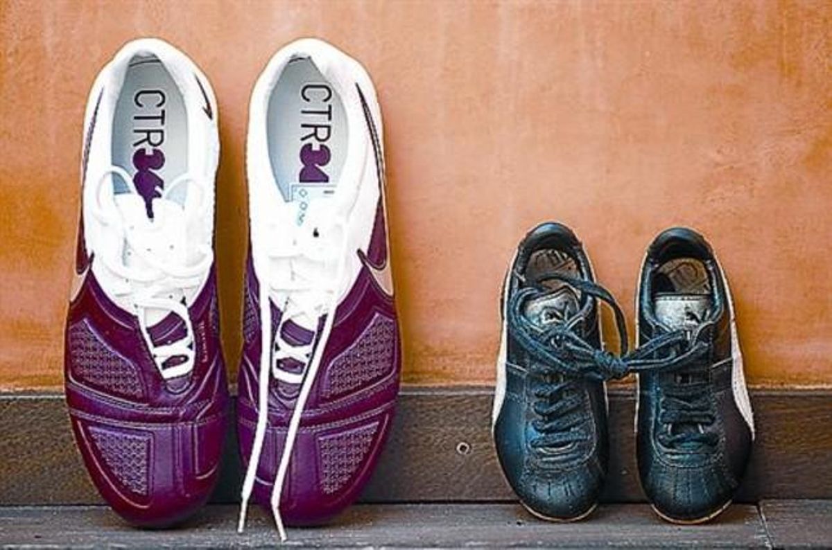 Las primeras botas, del número 29 (derecha), y unas de las últimas. Las primeras botas, del número 29 (derecha), y unas de las últimas.