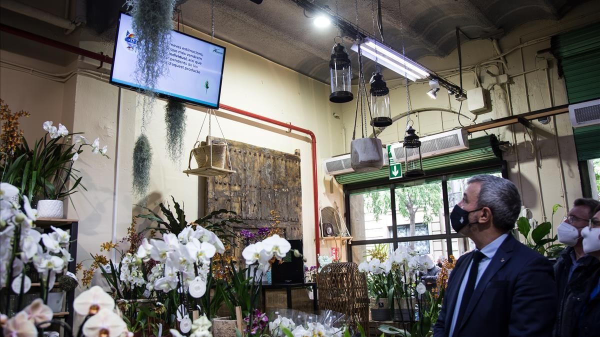 Una de las pantallas instaladas en Flores Navarro, donde se han desplegado cámaras, sensores y otras herramientas digitales, durante la visita del concejal Collboni. Una de las pantallas instaladas en Flores Navarro, donde se han desplegado cámaras, sensores y otras herramientas digitales, durante la visita del concejal Collboni.
