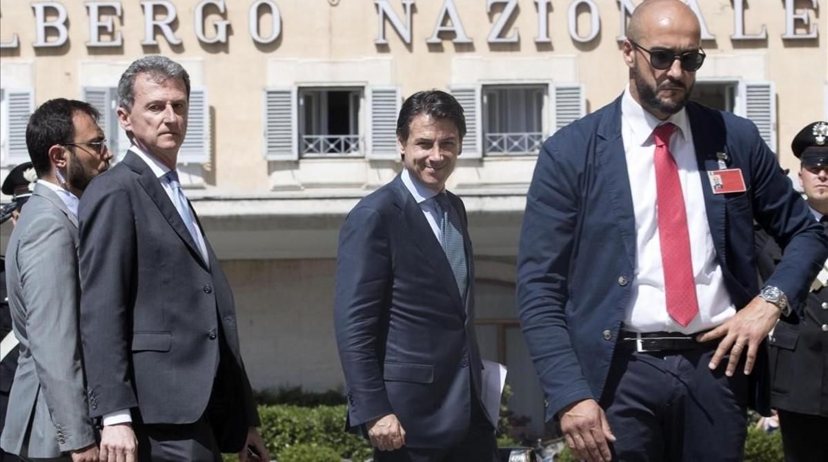 El designado primer ministro italiano Giuseppe Conte (centro) a su llegada a la reunión que ha mantenido con el presidente del Parlamento, Roberto Fico. El designado primer ministro italiano Giuseppe Conte (centro) a su llegada a la reunión que ha mantenido con el presidente del Parlamento, Roberto Fico.