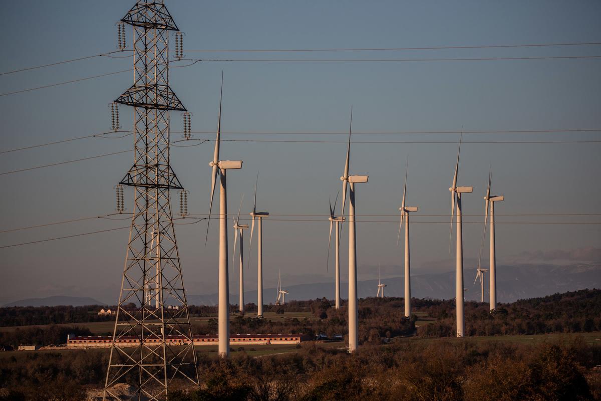 Parque eólico en Pujalt en la Anoia, Cataluña. A medida que Europa impulsa las energías renovables España aspira a obtener casi las tres cuartas partes de su electricidad de energías renovables para el final de la década, frente al 47% del año pasado