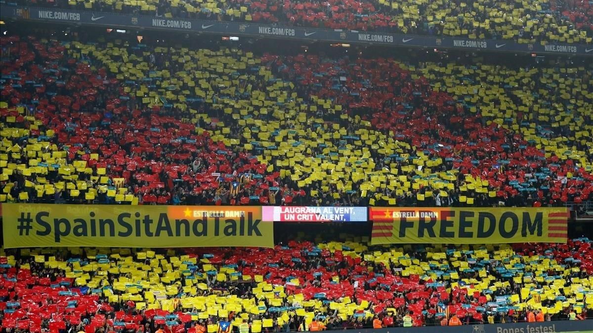 El mosaico de los aficionados del Camp Nou con motivo del clásico. El mosaico de los aficionados del Camp Nou con motivo del clásico.