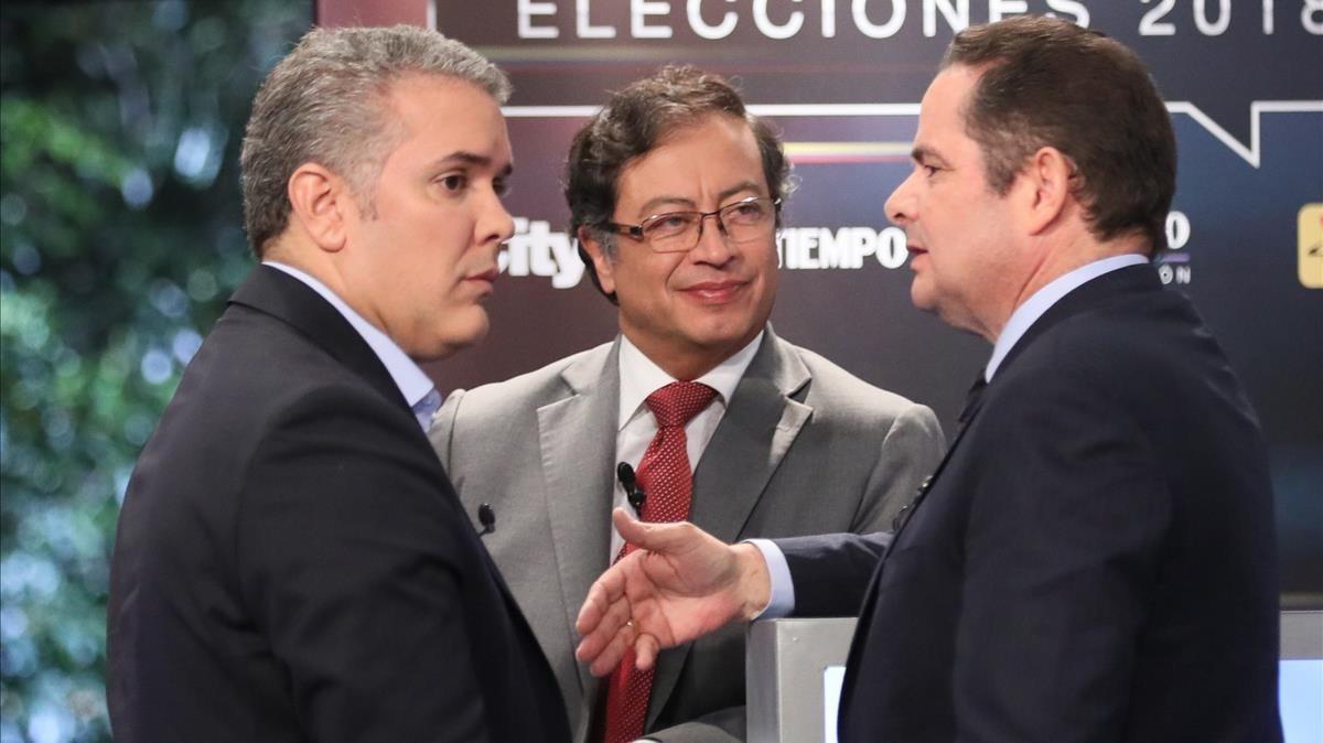 Los candidatos a la presidencia de Colombia: Gustavo Petro (centro), Iván Duque (izquierda)  y German Vargas Lleras (derecha), en un debate de televisión.