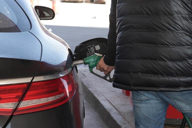 Hasta cuándo podremos repostar más barato: estas gasolineras mantienen los descuentos en abril
