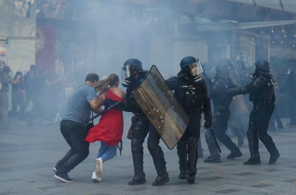 Manifestantes huyen del gas lacrimógeno, en la manifestación de los ’chalecos amarillos’ en París.