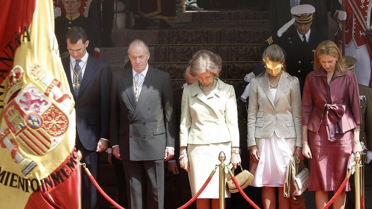 El rey Felipe VI, Juan Carlos I, Sofía de Grecia y las infantas Elena y Cristina en el acto solemne de apertura de la IX legislatura, en abril de 2008. El rey Felipe VI, Juan Carlos I, Sofía de Grecia y las infantas Elena y Cristina en el acto solemne de apertura de la IX legislatura, en abril de 2008.