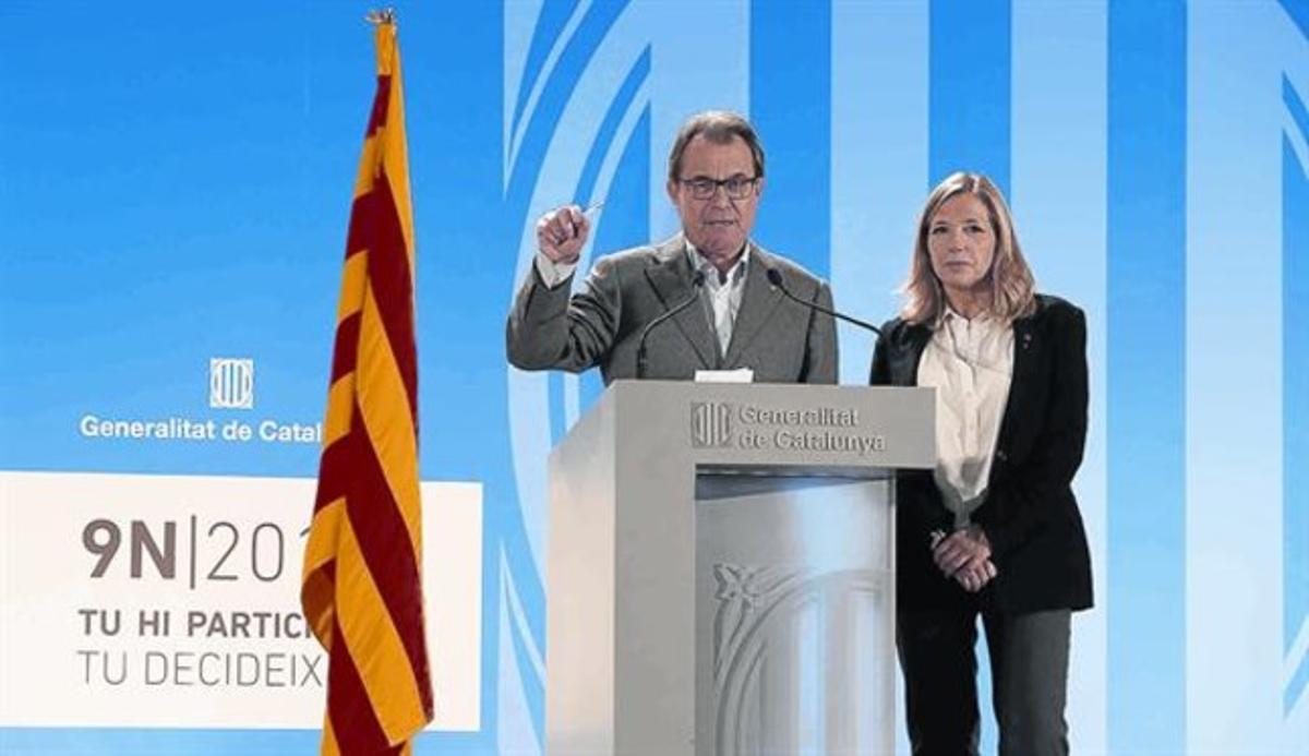 Artur Mas y Joana Ortega, anoche, en una comparecencia ante los medios.
